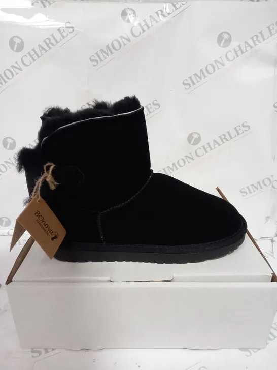 UNBOXED PAIR OF BONOVA SHEEPSKIN BOOTS IN BLACK SIZE 3