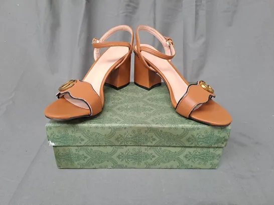 BOXED PAIR OF GUCCI OPEN-TOE BLOCK HEEL SANDALS IN BROWN EU SIZE 38