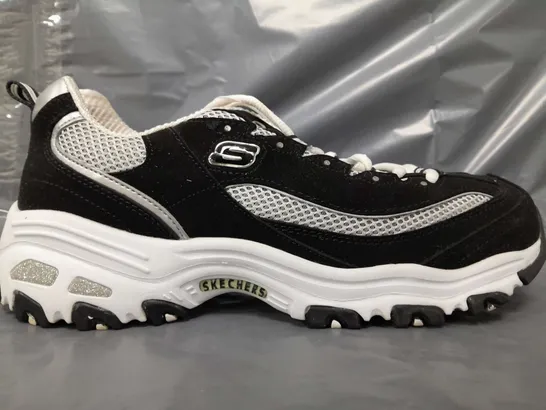 BOXED PAIR OF SKECHERS D'LITES SHOES IN BLACK/WHITE UK SIZE 6