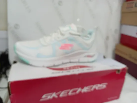 SKETCHERS ARCHFIT TRAINERS SIZE 5.5