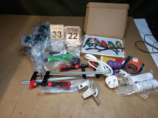 LOT OF APPROXIMATEY 16 ITEMS TO INCLUDE HOSE GUN, CLAMPS, TABLE NUMBER MARKERS, ETC