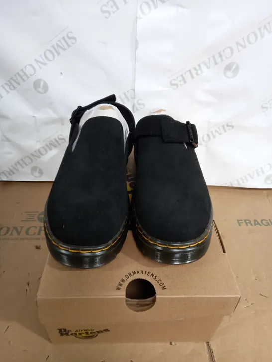 BOXED PAIR OF DR MARTENS CARLSON IN BLACK SIZE 5