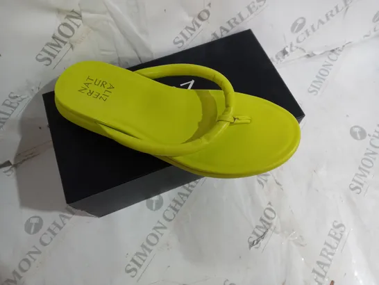 BOXED PAIR OF NATURALIZER SANDALS IN NEON YELLOW SIZE 6