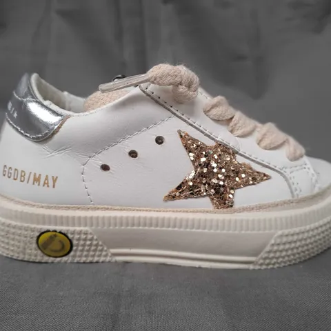 BOXED PAIR OF GOLDEN GOOSE KIDS SNEAKERS IN WHITE/METALLIC SILVER W. GOLD SEQUIN STAR EU SIZE UNSPECIFIED