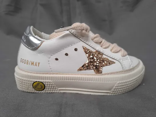 BOXED PAIR OF GOLDEN GOOSE KIDS SNEAKERS IN WHITE/METALLIC SILVER W. GOLD SEQUIN STAR EU SIZE UNSPECIFIED