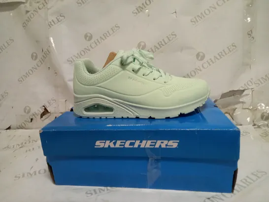 SIZE 7 SKECHERS UNO KICK TRAINERS - MINT 