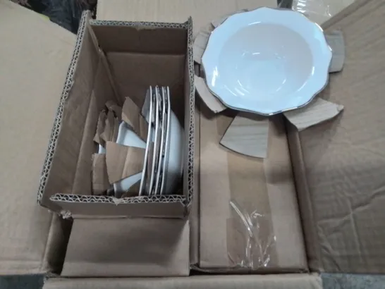 BOXED EBERN LAIGHA 32-PIECE DINNERWARE SET