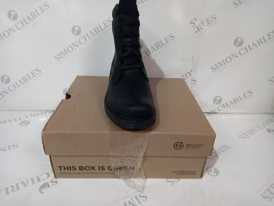 BOXED PAIR OF CLARKS ORINOCO 2 SPICE ANKLE BOOTS IN BLACK UK SIZE 4