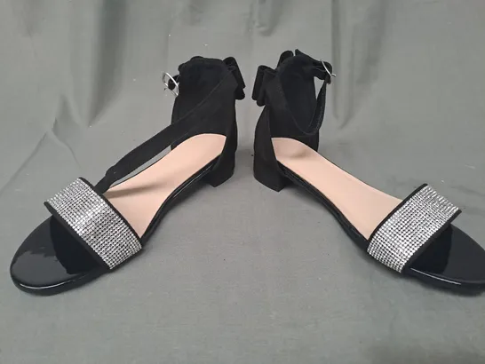 BOXED PAIR OF DESIGNER OPEN TOE LOW HEEL SANDALS IN BLACK W. JEWEL EFFECT EU SIZE 33