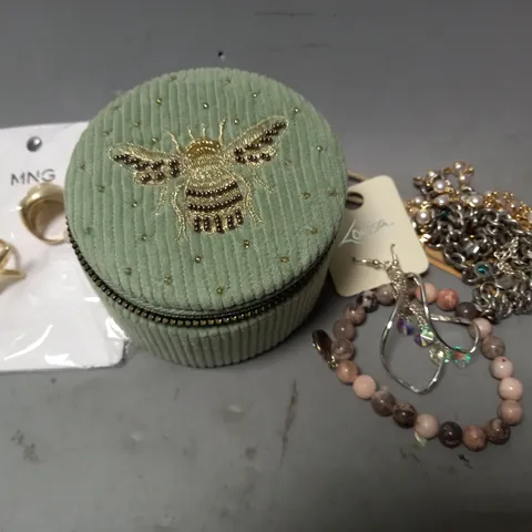 APPROXIMATELY 20 ASSORTED JEWELLERY ITEMS TO INCLUDE EARRINGS, NECKLACES, RINGS, ETC