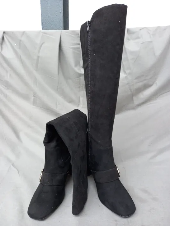 BOXED PAIR OF NINE WEST SUEDE/OTHER KNEE-HIGH BOOTS IN BLACK SIZE 5