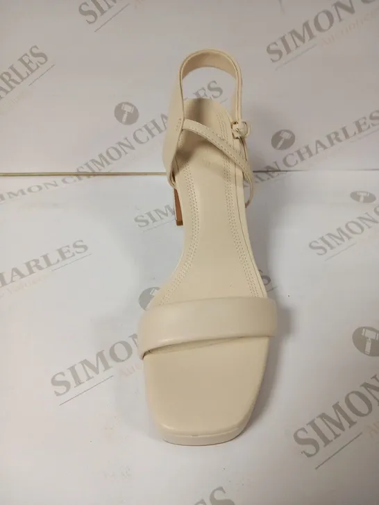 STRADIVARIUS SIZE EU 39