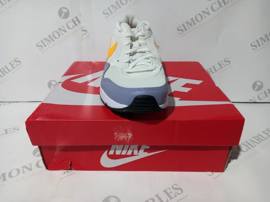 BOXED PAIR OF NIKE AIR MAX SC TRAINERS IN SAIL/LASER ORANGE/INDIGO HAZE UK SIZE 4