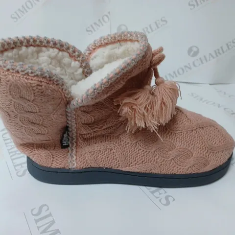 PAIR OF MUK LUKS LINA SLIPPER BOOTS IN ROSE GOLD - SIZE UK 5