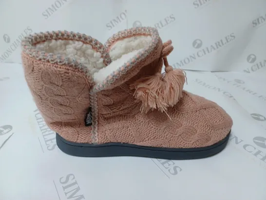 PAIR OF MUK LUKS LINA SLIPPER BOOTS IN ROSE GOLD - SIZE UK 5