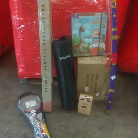 PALLET OF ASSORTED ITEMS INCLUDING PAMPASS GRASS DECOR, BADMINTON SET, GROOMING BRUSH 