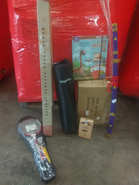 PALLET OF ASSORTED ITEMS INCLUDING PAMPASS GRASS DECOR, BADMINTON SET, GROOMING BRUSH 