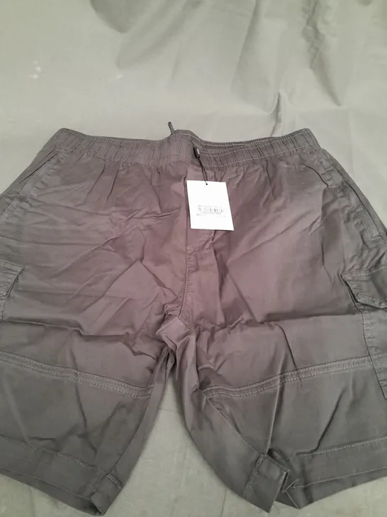 ARNE WORKER CARGO SHORTS IN GREY - XXL