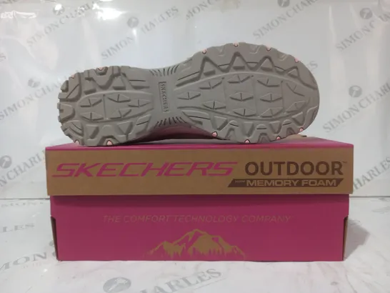 BOXED PAIR OF SKECHERS MEMORY FOAM TRAIL SHOES IN GREY/PURPLE SIZE 6