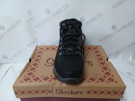 BOXED PAIR OF SKECHERS SYNERGY WARM BOOTS, BLACK - SIZE 6