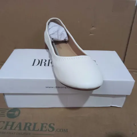 BOXED PAIR OF DREAM PAIRS SLIP ON SHOES IN WHITE UK SIZE 10