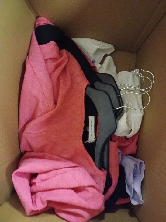 BOX OF APPROX 10 ASSORTED ITEMS OF MAISON DE NIMES CLOTHING IN VARIOUS SIZES AND STYLES 