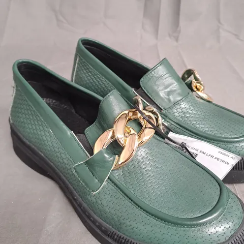 BOXED ADESSO GREEN LEATHER LOW SHOES - SIZE 8