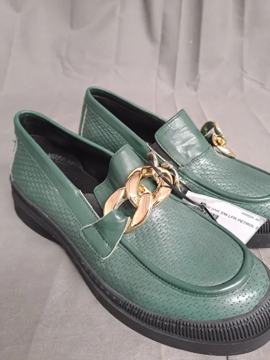 BOXED ADESSO GREEN LEATHER LOW SHOES - SIZE 8