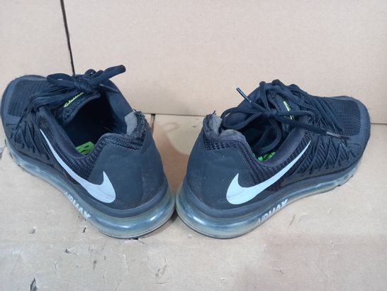 BOXED PAIR OF DESIGNER SHOES IN THE STYLE OF NIKE IN BLACK UK SIZE 10