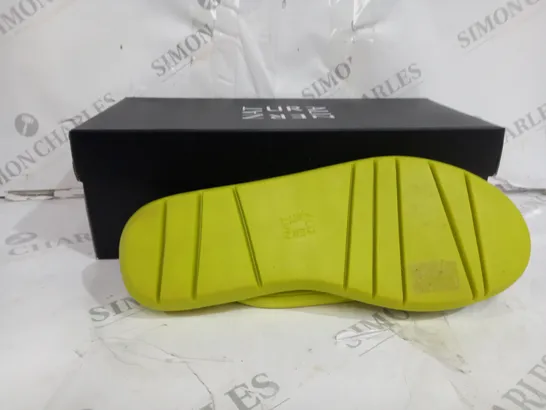 BOXED PAIR OR NATURALIZER SANDALS IN NEON YELLOW SIZE 7