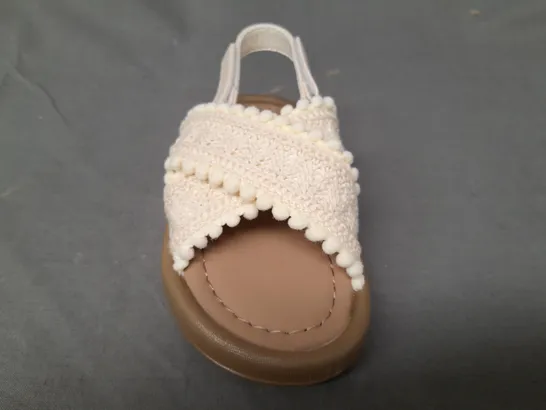 BOXED PAIR OF GOJOGOLO KIDS OPEN TOE SANDALS IN CREAM EU SIZE 26