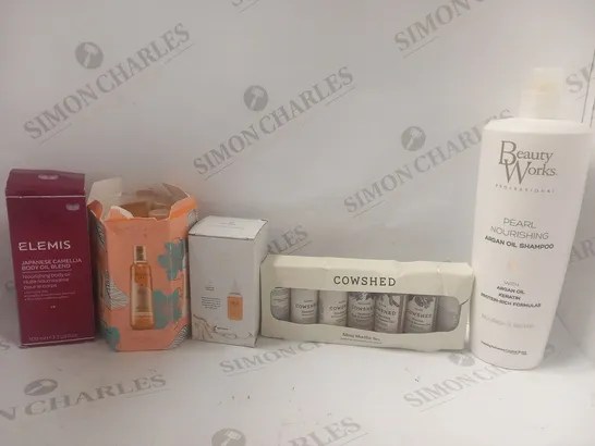 APPROXIMATELY 11 ASSORTED HEALTH AND BEAUTY PRODUCTS TO INCLUDE; BEAUTY WORKS PEARL NOURISHING ARGAN OIL SHAMPOO, COWSHED MINI SHELFIE SET, BEAUTY WORKS ARGAN SERUM AND ELEMIS JAPANESE CAMELLLIA BODY 