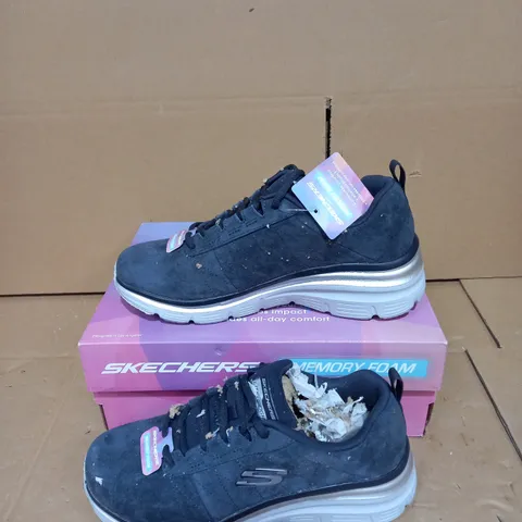 SKECHERS FASHION FIT LACE UP TRAINER NAVY - SIZE 5.5