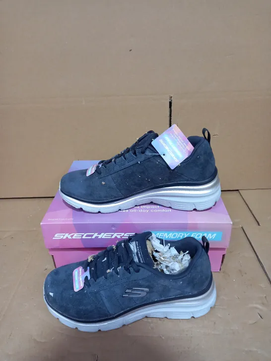 SKECHERS FASHION FIT LACE UP TRAINER NAVY - SIZE 5.5