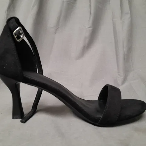 BOXED PAIR OF DESIGNER OPEN TOE HEELED SHOES IN BLACK EU SIZE 40