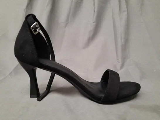 BOXED PAIR OF DESIGNER OPEN TOE HEELED SHOES IN BLACK EU SIZE 40