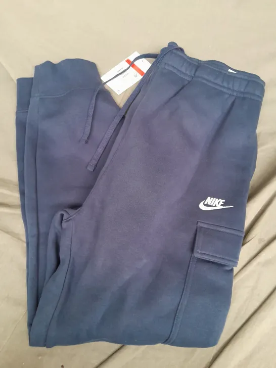 NIKE CLUB CARGO PANTS IN NAVY - LARGE