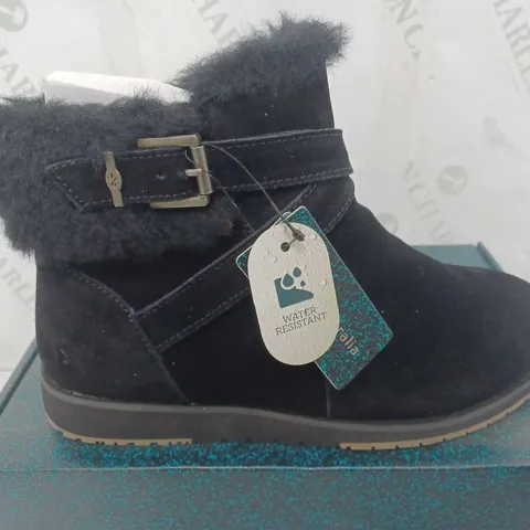 BOXED PAIR OF EMU AUSTRALIA FAUX SUEDE BOOTS IN BLACK - SIZE 7 