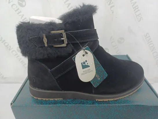 BOXED PAIR OF EMU AUSTRALIA FAUX SUEDE BOOTS IN BLACK - SIZE 7 