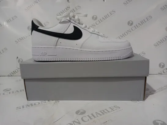 BOXED PAIR OF NIKE AIR FORCE 1 '07 SHOES IN WHITE/BLACK UK SIZE 9