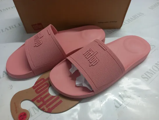 BOXED PAIR OF FITFLOP IQUSHION SLIDES IN CORRALINA - UK 6.5