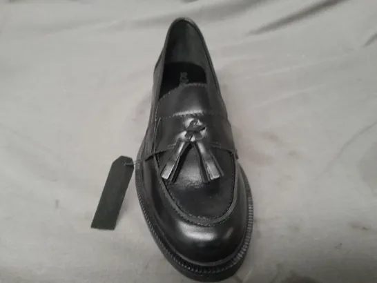 BOXED PAIR OF SCHUH LOAFERS W. TASSEL IN BLACK UK SIZE 6