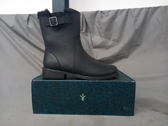 BOXED PAIR OF EMU AUSTRALIA LOW HEEL ANKLE BOOTS IN BLACK SIZE 7