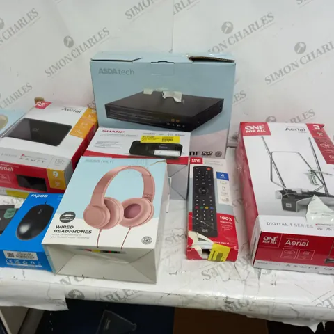 9 ASSORTED ITEMS TO INCLUDE A HDTV INDOOR AERIAL, A PAIR OF WIRED HEADPHONES AND A PAIR OF WIRELESS HEADPHONES