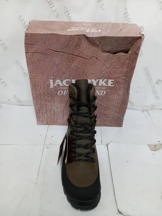 BOXED PAIR OF JACK PYKE VIBRAM HUNTERS BOOTS SIZE UK 11