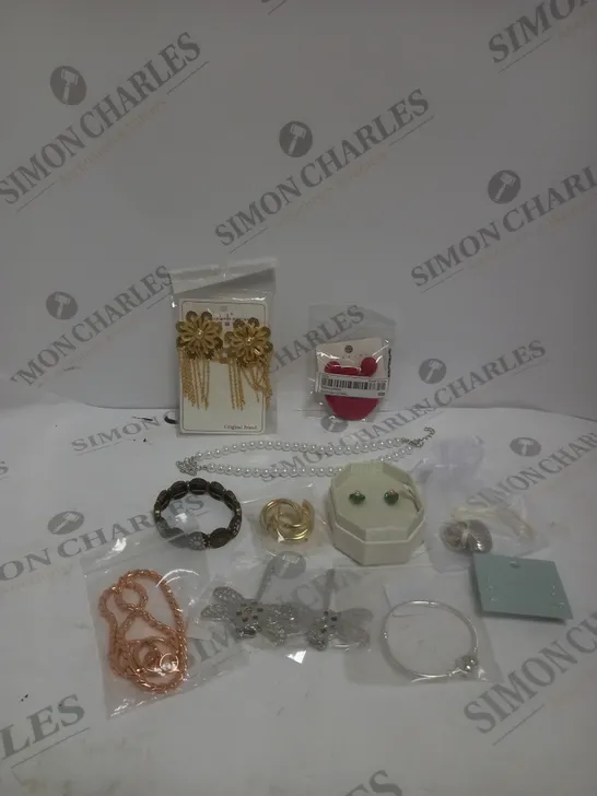 APPROXIMATELY 20 ASSORTED JEWELLERY PRODUCTS TO INCLUDE RINGS, EARRINGS, NECKLACES ETC 