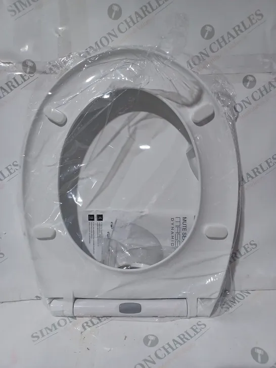 BOXED MASS DYNAMIC OVAL SHAPED TOILET SEAT IN WHITE