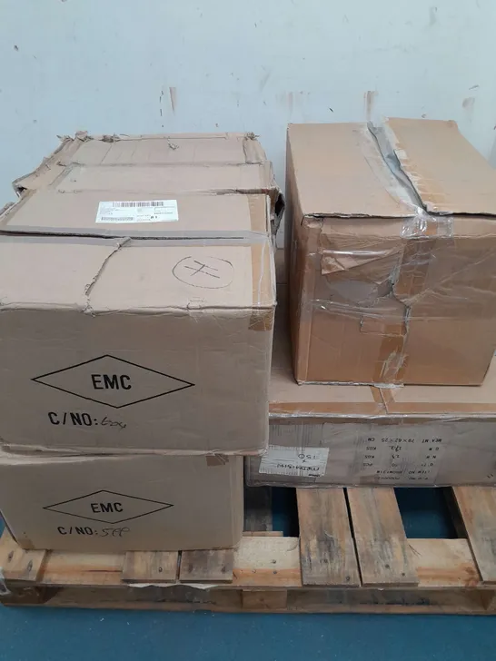 PALLET OF APPROX 160 ASSORTED EMCOLITE LIGHTS TO INCLUDE PL425 AND PL024 DOWNLIGHTS AND MRDM131 GIMBAL - COLLECTION ONLY