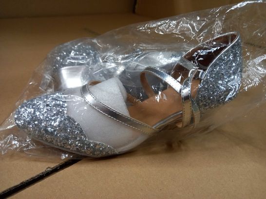 PAIR OF DESIGNER SILVER GLITTER SHOES - SIZE 4.5