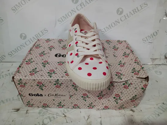 BOXED PAIR OF GOLA X CATH KIDSTON TRAINERS IN CREAM/RED UK SIZE 7